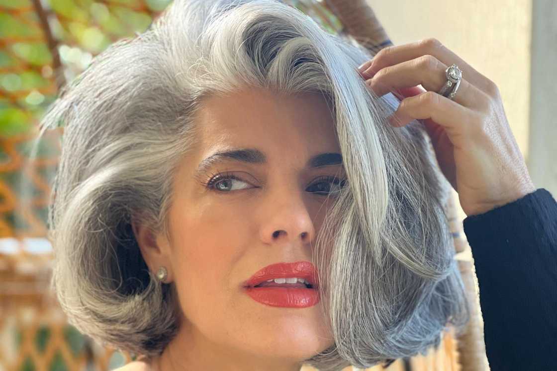 A mid-length asymmetrical blunt bob hairdo A mid-length asymmetrical blunt bob hairdo