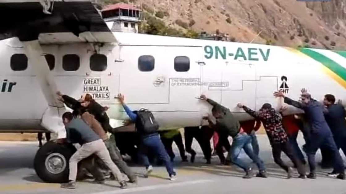 Other aircraft wait for the traffic jam to clear. Other aircraft wait for the traffic jam to clear.