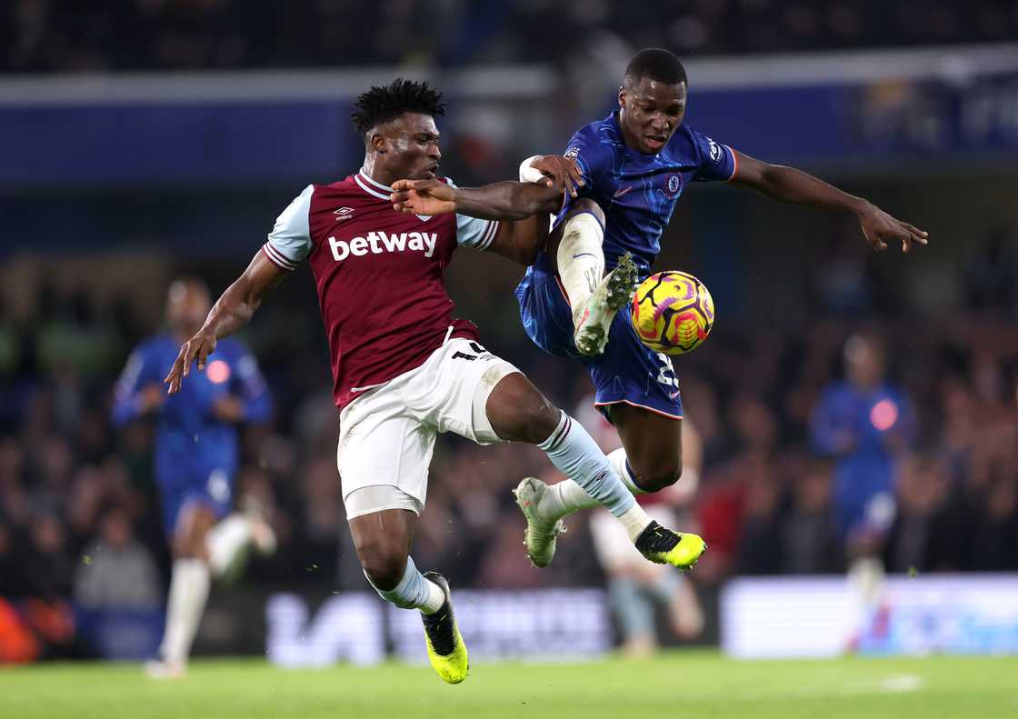Moises Caicedo of Chelsea controls the ball whilst under pressure from Mohammed Kudus during the Premier League match between Chelsea FC and West Ham United FC at Stamford Bridge on February 03, 2025 in London, England Moises Caicedo of Chelsea controls the ball whilst under pressure from Mohammed Kudus during the Premier League match between Chelsea FC and West Ham United FC at Stamford Bridge on February 03, 2025 in London, England