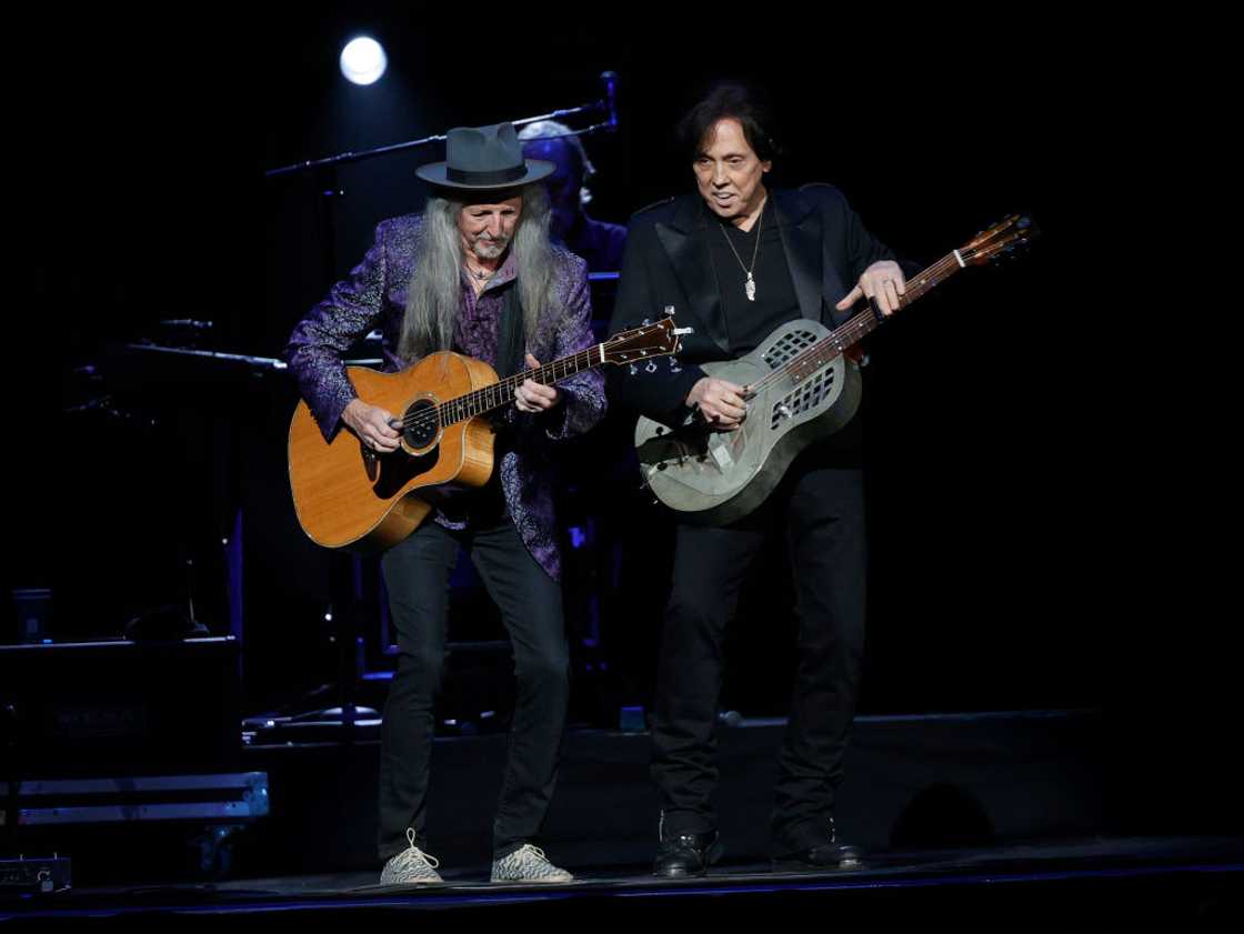 Patrick Simmons (L) and John McFee (R) of The Doobie Brothers on stage