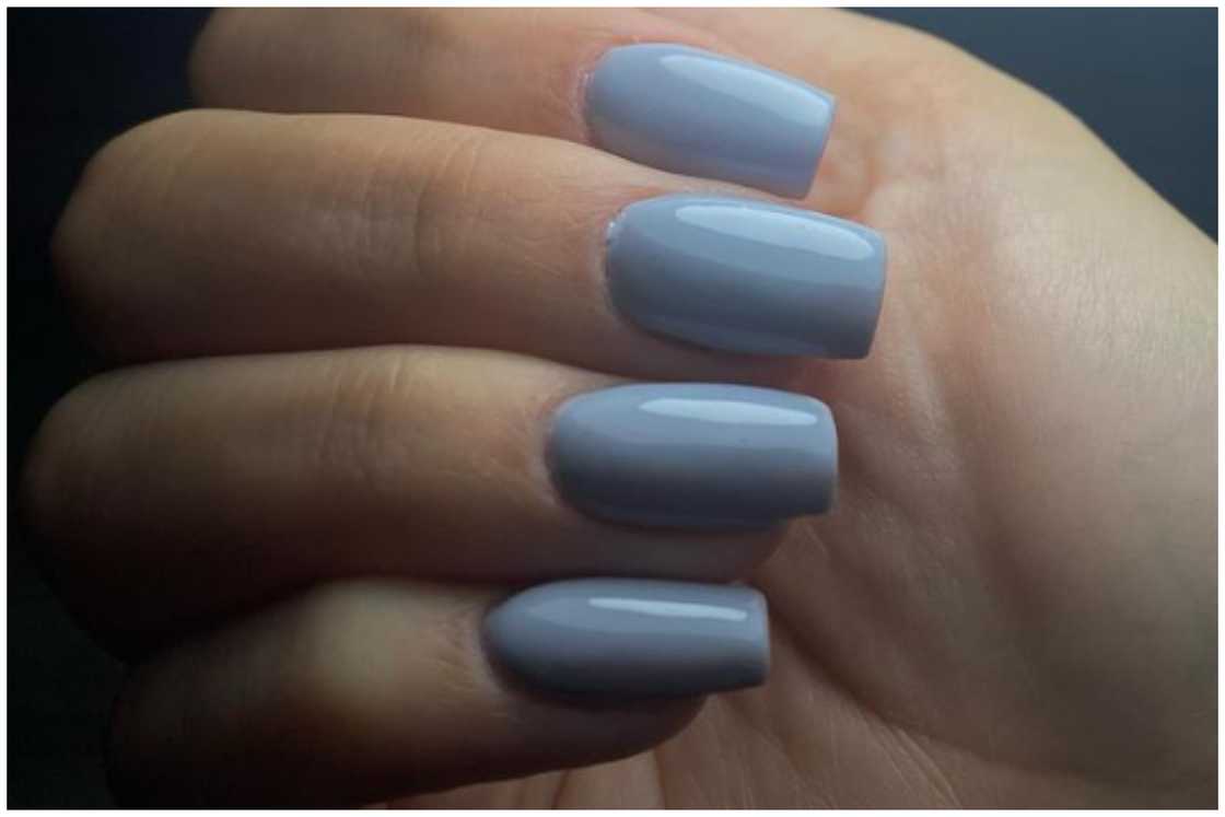 Powdery grey nails