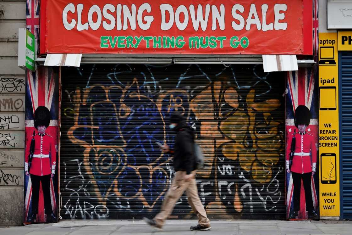 In recent years it has been dominated by chain stores, souvenir and candy shops, while many big name retailers have closed In recent years it has been dominated by chain stores, souvenir and candy shops, while many big name retailers have closed