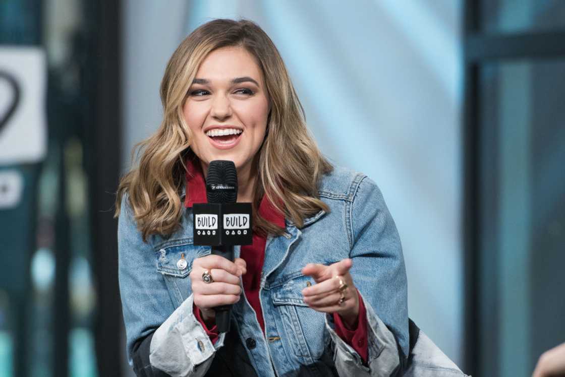 Sadie Robertson holding a mic Sadie Robertson holding a mic