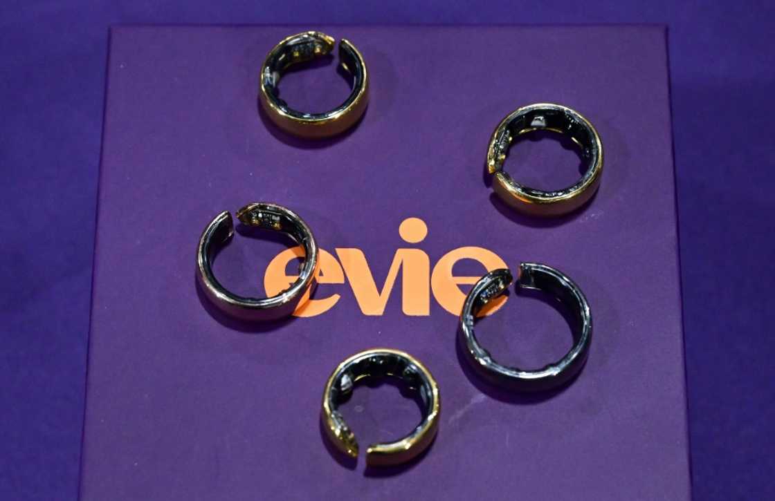 Des échantillons de bague Evie pour femmes de Movano Health qui suivent notamment les données sur le sommeil, le temps d'activité, les calories brûlées, au salon CES de Las Vegas, le 7 janvier 2024