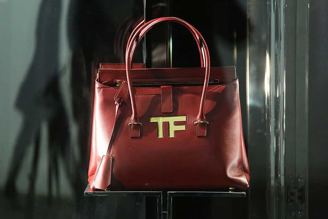 A stylish Tom Ford icon handbag in brown leather with gold hardware. A stylish Tom Ford icon handbag in brown leather with gold hardware.