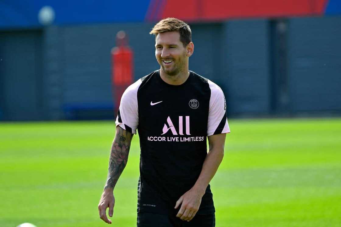 Lionel Messi shows incredible dribbling skills during PSG training session Lionel Messi shows incredible dribbling skills during PSG training session