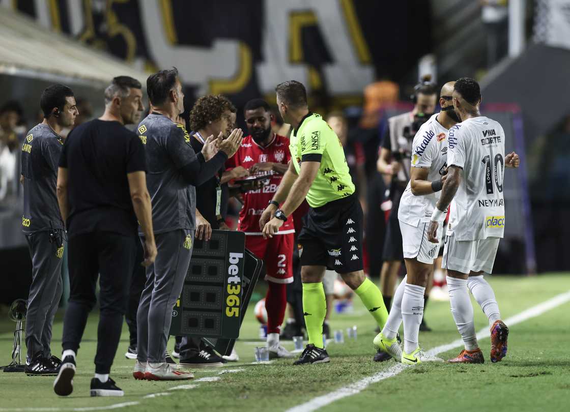 Neymar of Santos leaves the field during a Campeonato Paulista 2025 match between Santos and Noroeste at Urbano Caldeira Stadium (Vila Belmiro) on February 19, 2025 in Santos, Brazil Neymar of Santos leaves the field during a Campeonato Paulista 2025 match between Santos and Noroeste at Urbano Caldeira Stadium (Vila Belmiro) on February 19, 2025 in Santos, Brazil