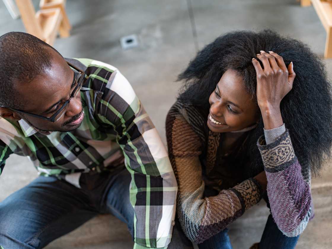 Two professionals chatting during a creative workshop.