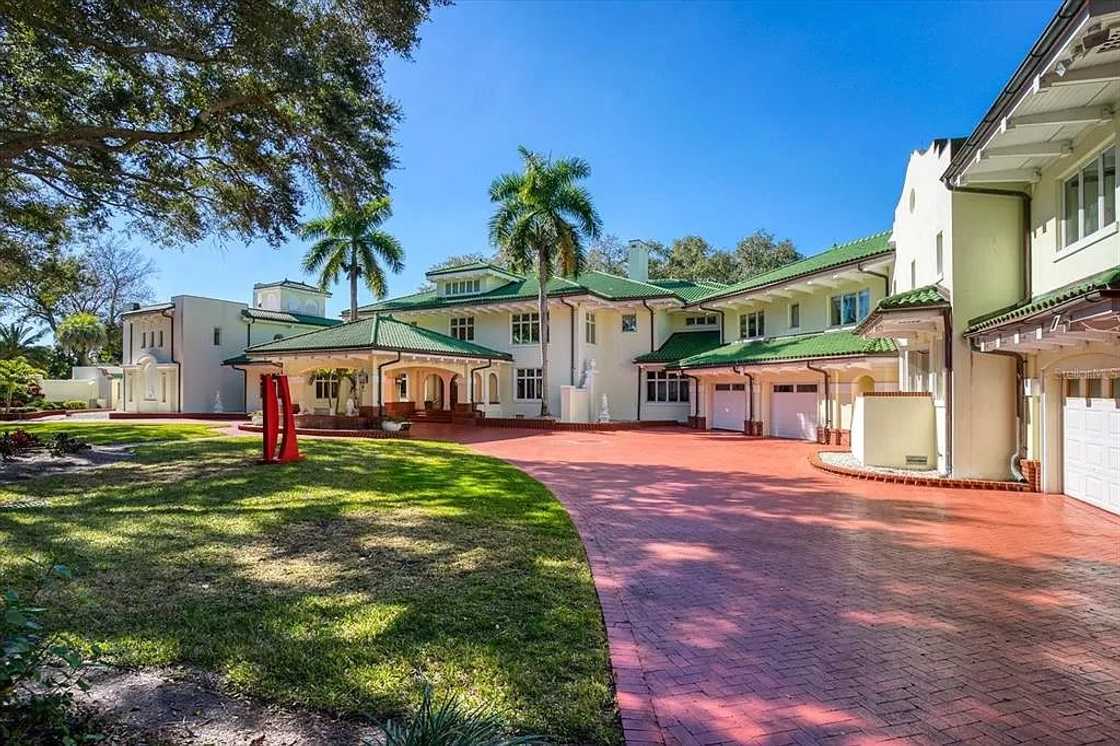 What famous person lives in Florida? What famous person lives in Florida?