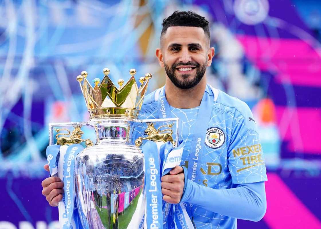 Mahrez: Manchester City star proposes to girlfriend with £400k ring Mahrez: Manchester City star proposes to girlfriend with £400k ring