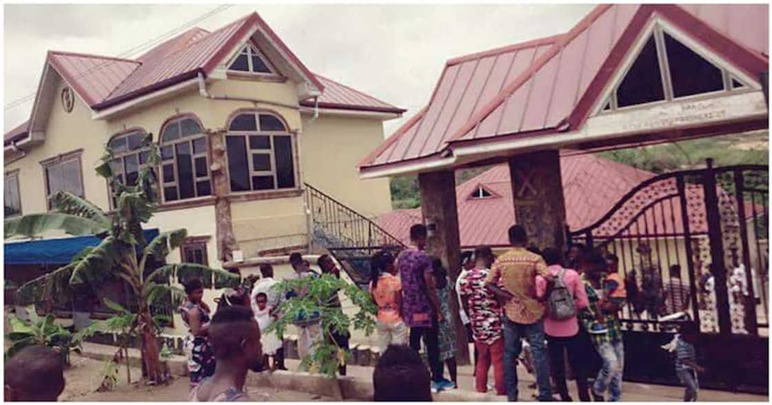 Kwadwo Nkansah Lilwin gifts his mum a beautiful mansion Kwadwo Nkansah Lilwin gifts his mum a beautiful mansion