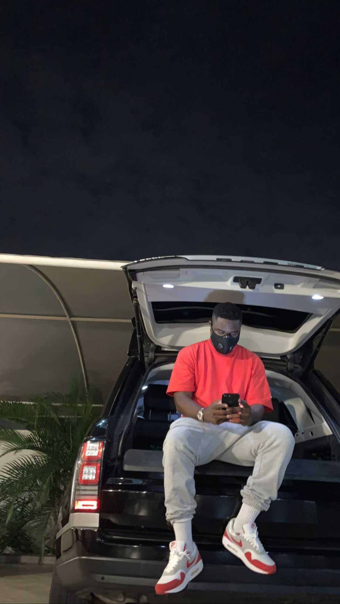 Sarkodie flaunts Range Rover in latest photos