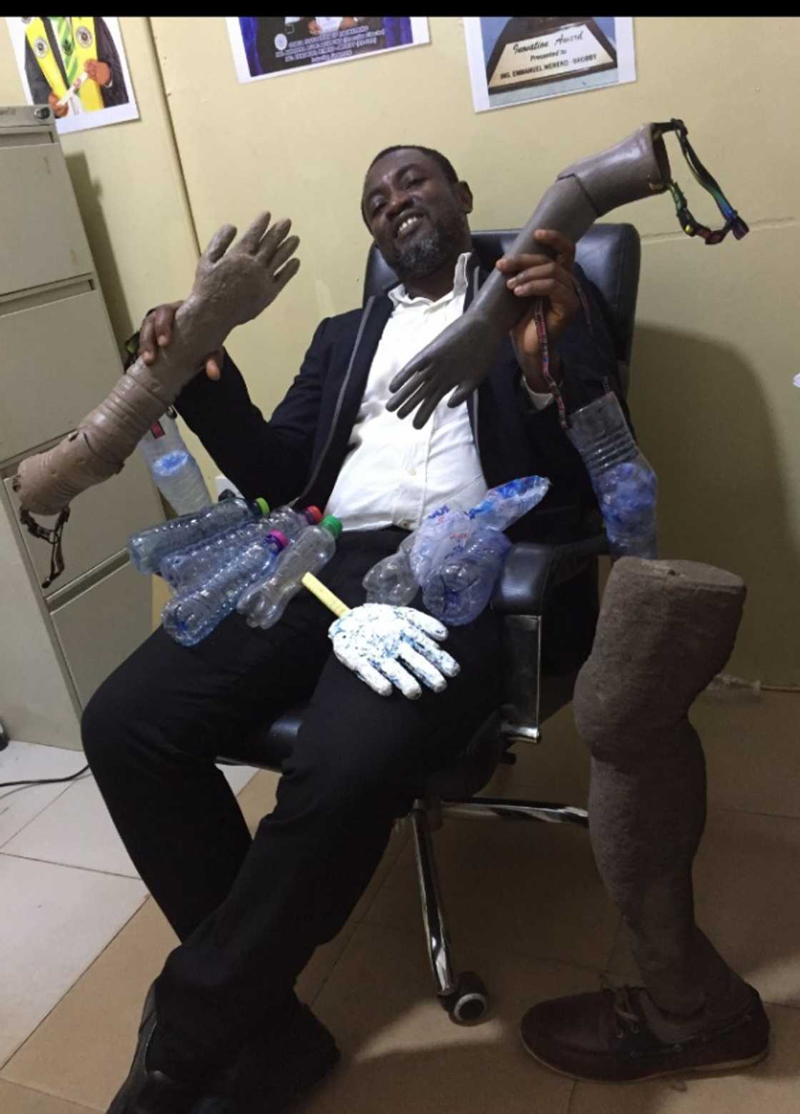 Ghanaian engineer Emmanuel Wireko-Brobby builds prosthetic arms with plastic. Ghanaian engineer Emmanuel Wireko-Brobby builds prosthetic arms with plastic.