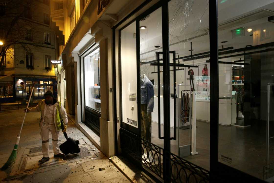 Stores in Paris must switch off outdoor lighting at night from December Stores in Paris must switch off outdoor lighting at night from December