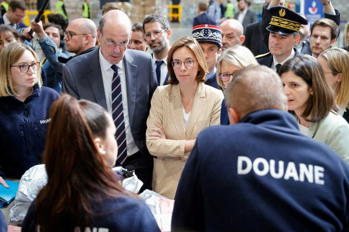 Le ministre de l'Économie Éric Lombard (2e à gauche) s'entretient avec des douaniers français aux côtés de la ministre chargée des Comptes publics, Amélie de Montchalin (centre), de la ministre déléguée au Commerce Véronique Louwagie (2e à droite) et de la secrétaire d'État chargée de l'IA et du numérique, Clara Chappaz (1ère à droite), dans un entrepôt de l'aéroport Roissy-Charles de Gaulle, le 29 avril 2025 Le ministre de l'Économie Éric Lombard (2e à gauche) s'entretient avec des douaniers français aux côtés de la ministre chargée des Comptes publics, Amélie de Montchalin (centre), de la ministre déléguée au Commerce Véronique Louwagie (2e à droite) et de la secrétaire d'État chargée de l'IA et du numérique, Clara Chappaz (1ère à droite), dans un entrepôt de l'aéroport Roissy-Charles de Gaulle, le 29 avril 2025