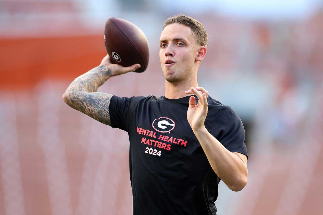 Carson Beck #15 of the Georgia Bulldogs warms up before a game against the Texas Longhorns