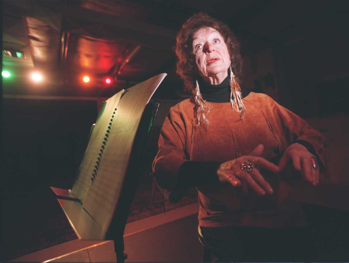 Elisabeth Waldo mimicing a performance on stage Elisabeth Waldo mimicing a performance on stage