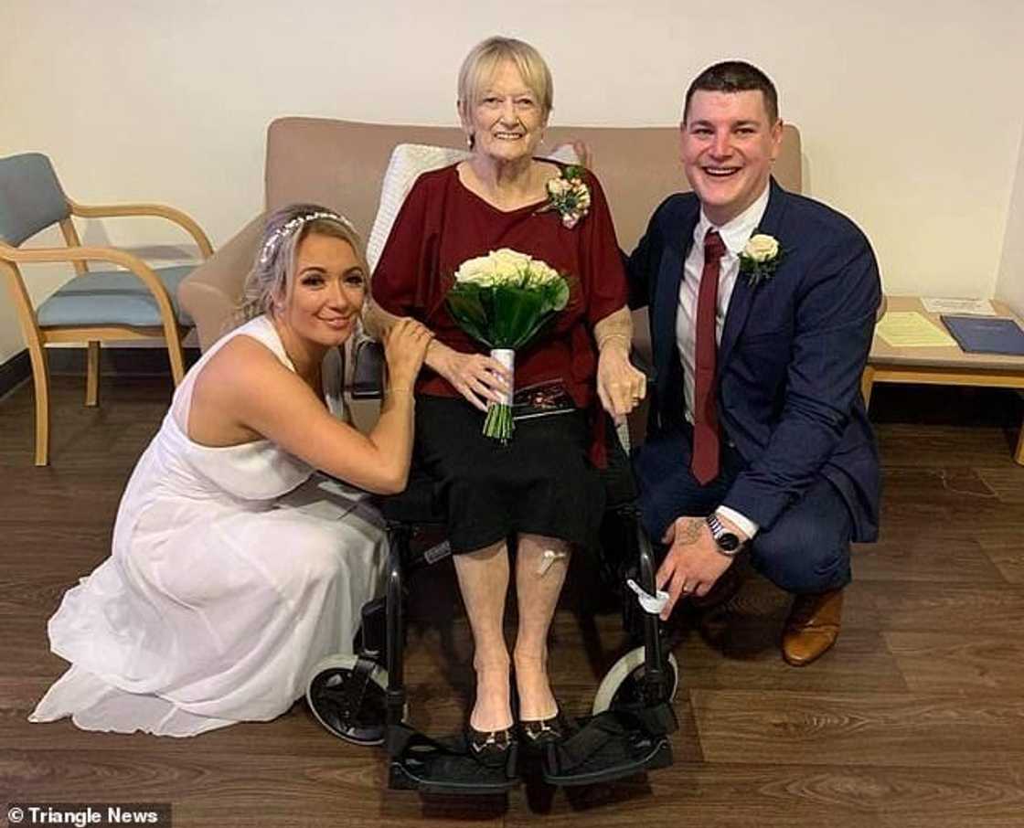 Woman whose mother is dying arranges wedding in 5 days, gets married in hospital Woman whose mother is dying arranges wedding in 5 days, gets married in hospital