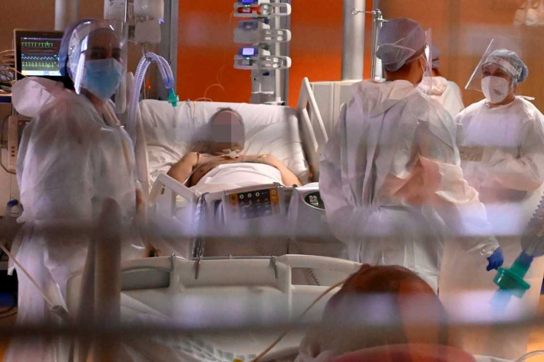 While early data suggests BA.4 and BA.5 are not more severe, rising cases still result in increased hospitalisations and deaths While early data suggests BA.4 and BA.5 are not more severe, rising cases still result in increased hospitalisations and deaths