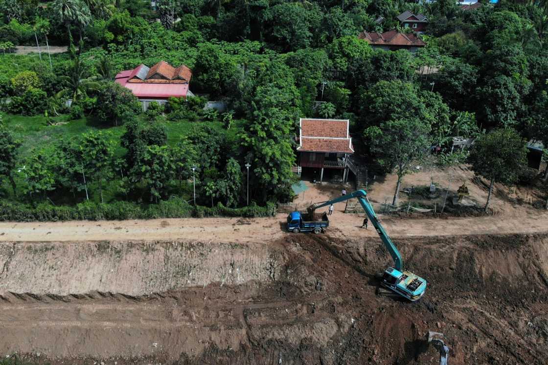 Workers dig the Funan Techo canal at Prek Takeo in Kandal province Workers dig the Funan Techo canal at Prek Takeo in Kandal province