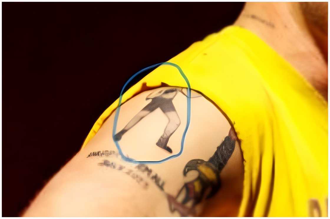 Zach Bryan is showing off his man tattoo on his shoulder Zach Bryan is showing off his man tattoo on his shoulder