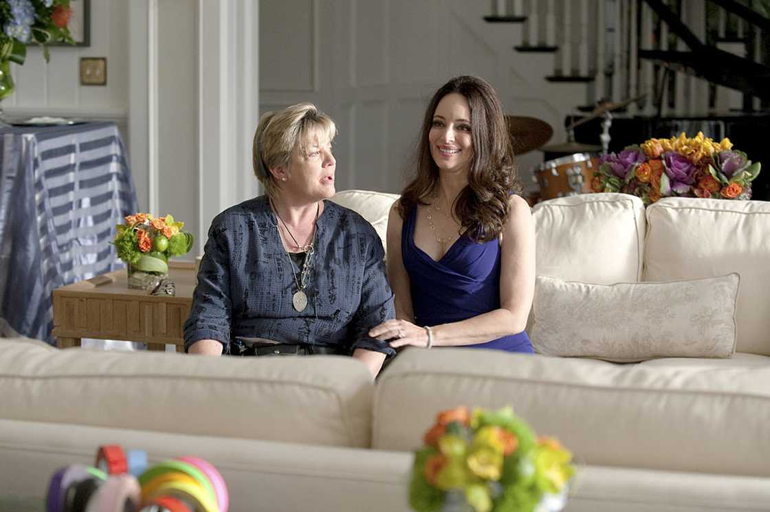 Bethany Rooney (L) acting in ABC's "Revenge"