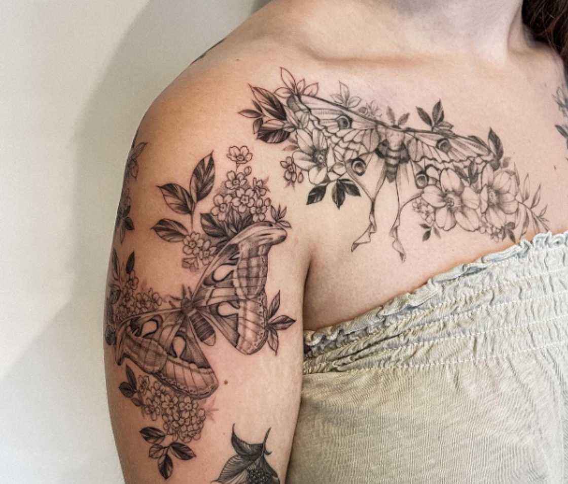 Floral shoulder and collarbone tattoo