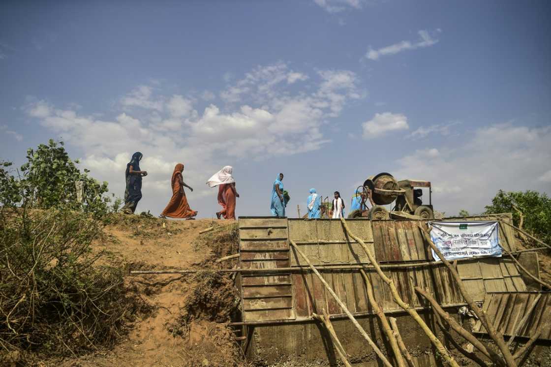 Volunteers from Jal Saheli ‘Friends of water’ help to build a check dam on dried up Bachedi stream in Agrotha Volunteers from Jal Saheli ‘Friends of water’ help to build a check dam on dried up Bachedi stream in Agrotha