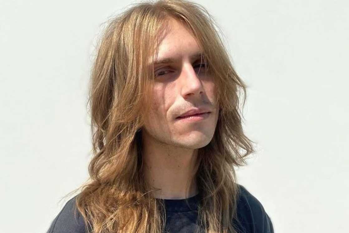 A long blonde shag hairsyle A long blonde shag hairsyle