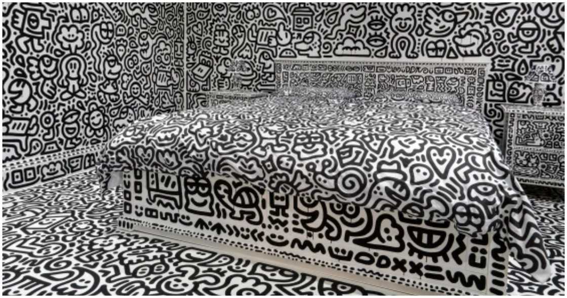 The bedroom is covered with doodle art The bedroom is covered with doodle art