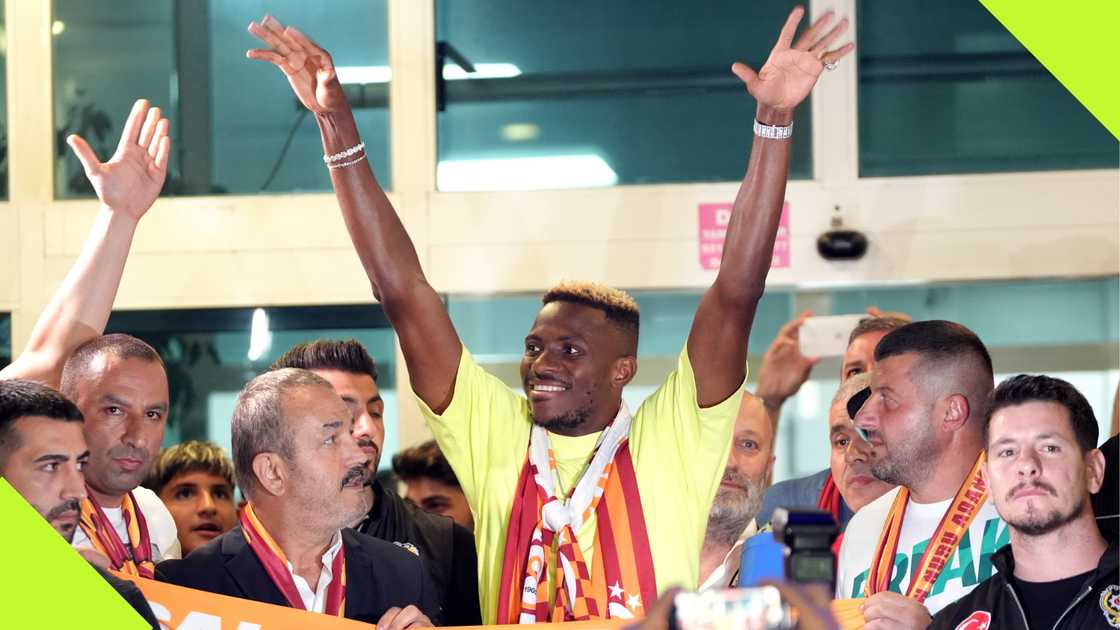 Victor Osimhen was warmly received by Galatasaray fans at the airport in Istanbul. Victor Osimhen was warmly received by Galatasaray fans at the airport in Istanbul.