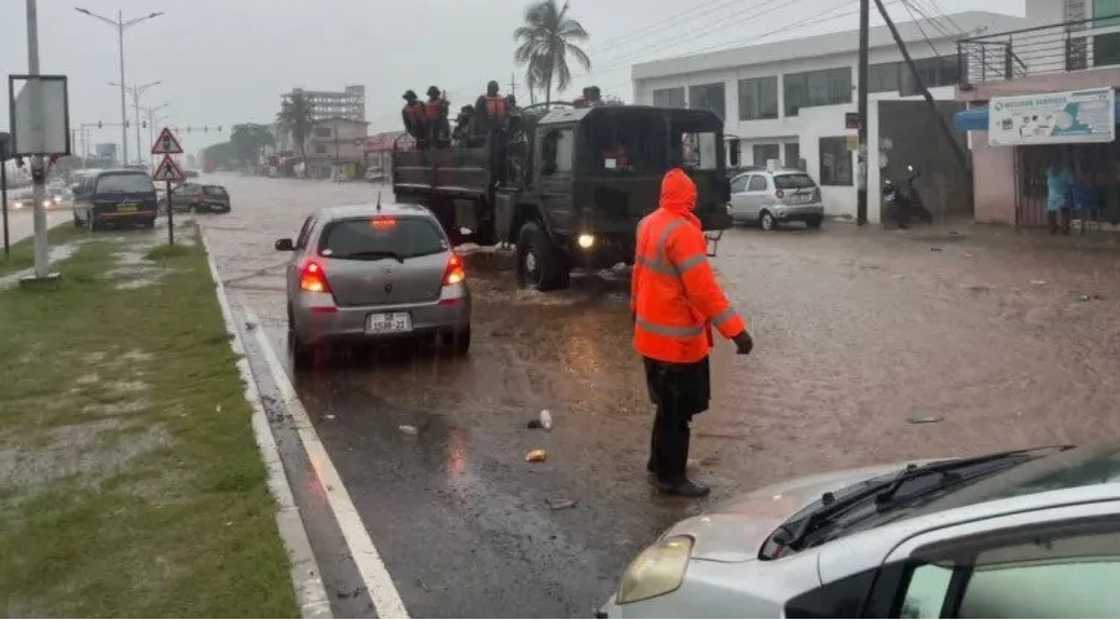 Ghanaian soldiers rescue lives after Accra rains on Wednesday Ghanaian soldiers rescue lives after Accra rains on Wednesday