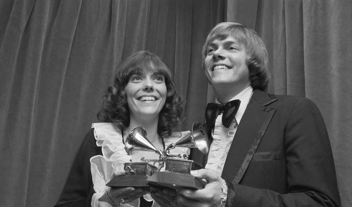 Karen Carpenter (L) with her brother Richard (R) Karen Carpenter (L) with her brother Richard (R)