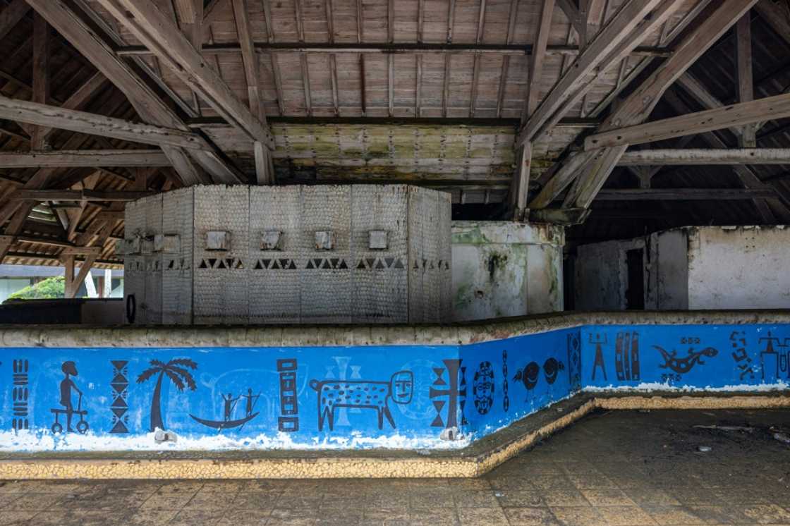 The Club Med era bar may stand deserted but a new highway from Abidjan has some locals saying Assinie's future can be lucrative The Club Med era bar may stand deserted but a new highway from Abidjan has some locals saying Assinie's future can be lucrative