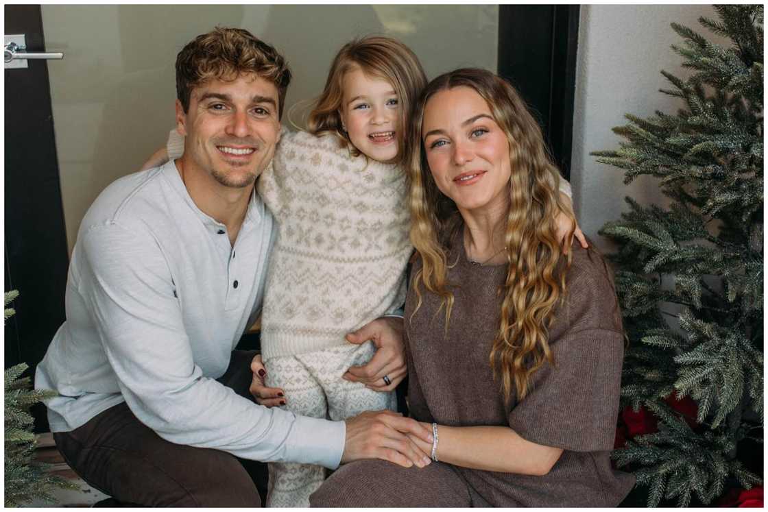 Kiké Hernandez, Mariana Vicente, and Penélope Isabel pose for a photo
