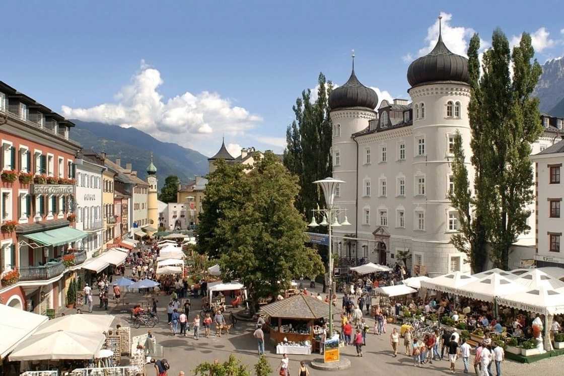 List of biggest cities in Austria
States in Austria
List of popular cities in Austria
List of names of cities in Austria