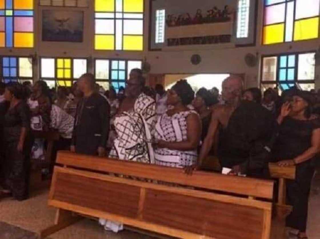 11 sad photos from Franky Kuri's burial that will break your heart today 11 sad photos from Franky Kuri's burial that will break your heart today