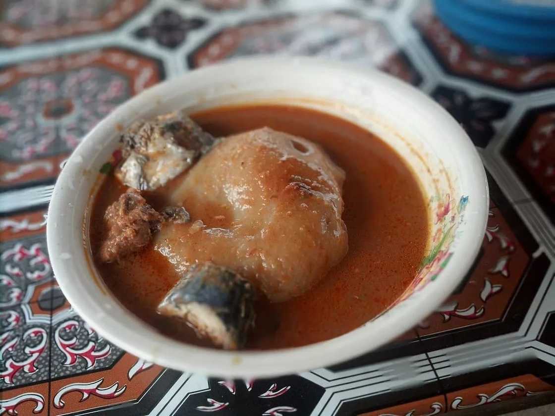 kokonte and groundnut soup