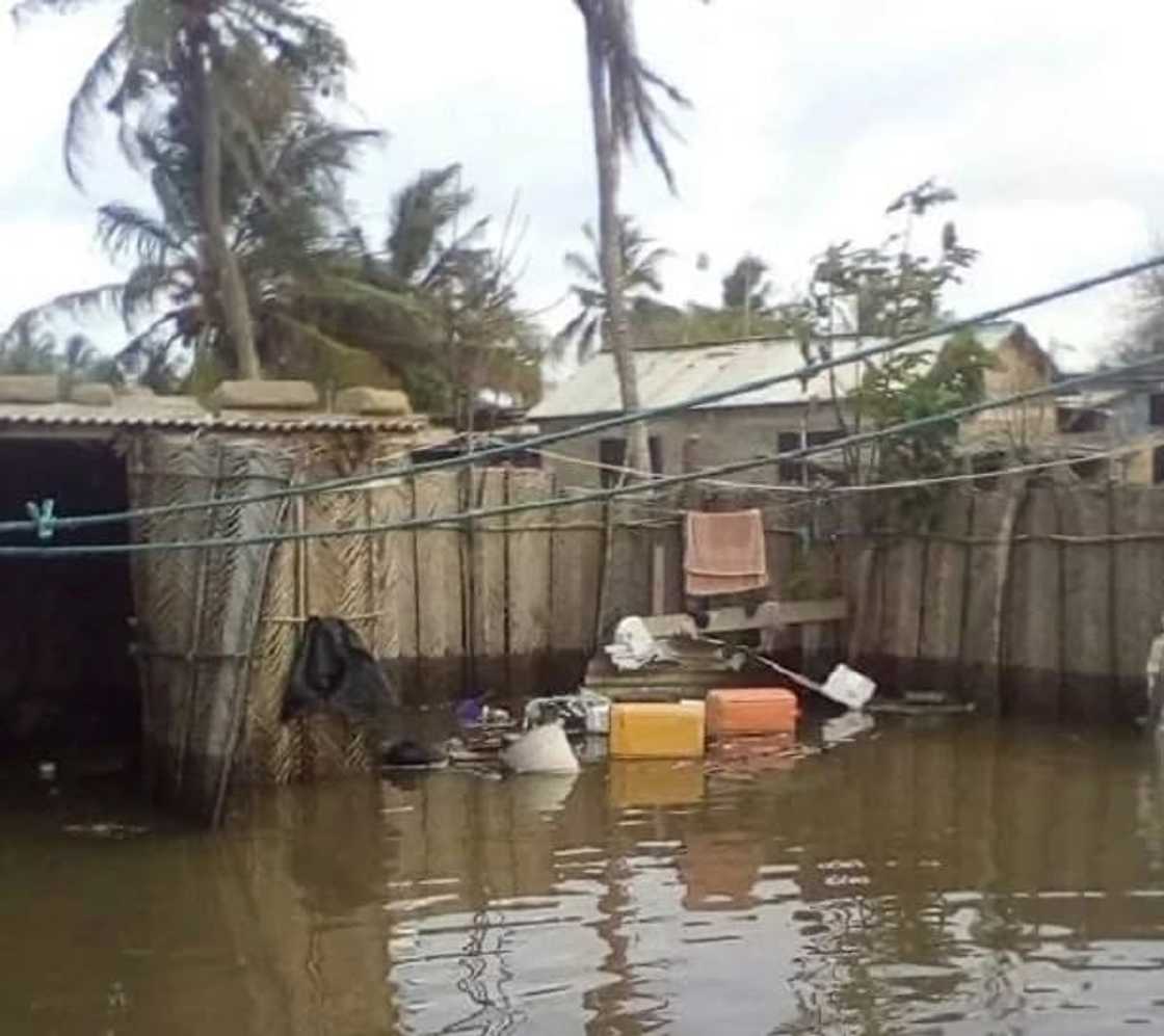 Wild sea waves swallow homes in Volta Region Wild sea waves swallow homes in Volta Region