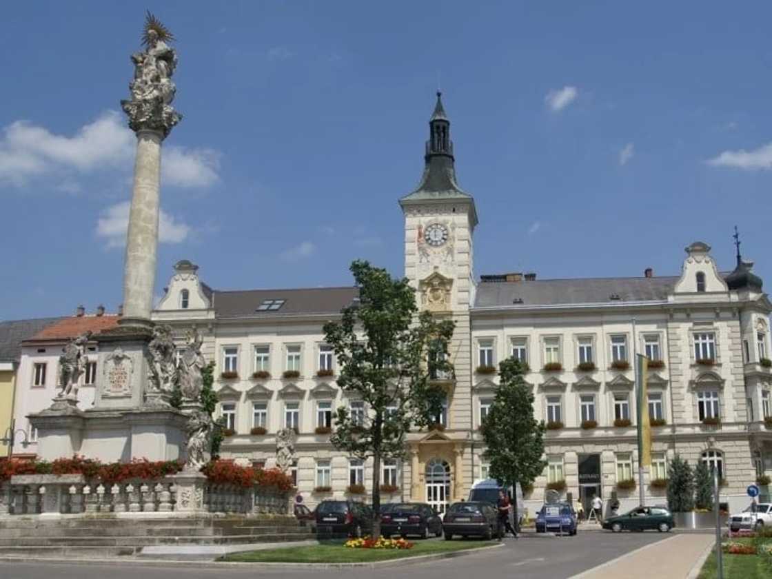 List of cities in Austria
List of popular cities in Austria
List of names of cities in Austria
States in Austria