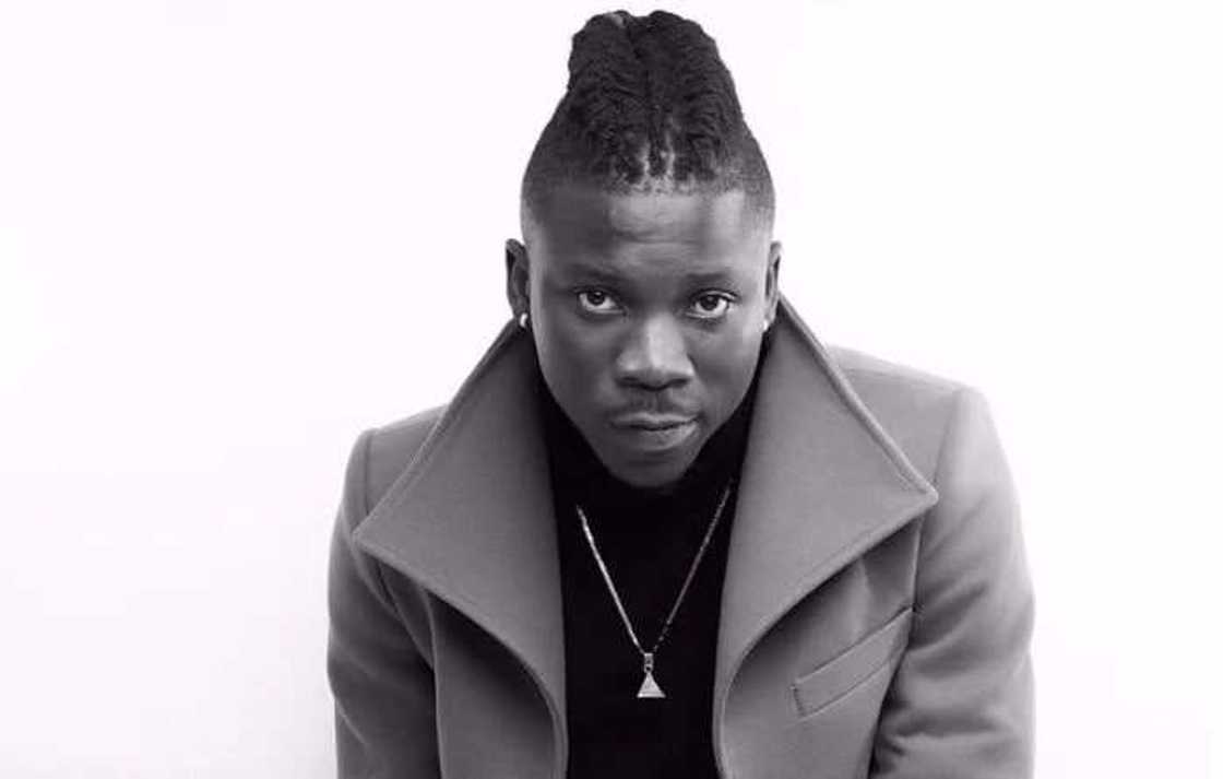 Stonebwoy shows new look in photo; puts silver on his teeth Stonebwoy shows new look in photo; puts silver on his teeth