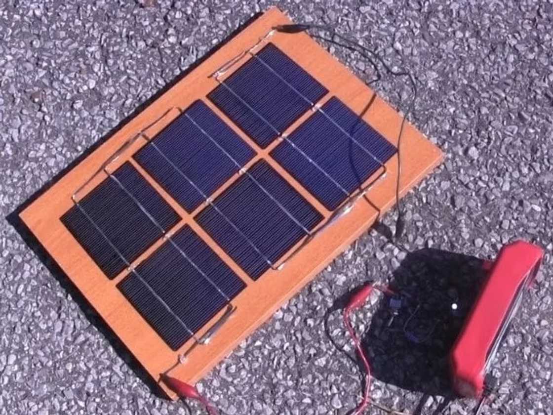 How to make a solar panel with household items