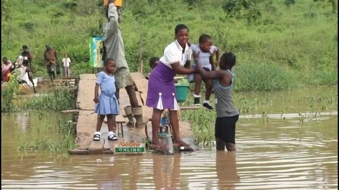 Pupils at Tapa Abotoase in the Volta Region swim to cross river to school Pupils at Tapa Abotoase in the Volta Region swim to cross river to school