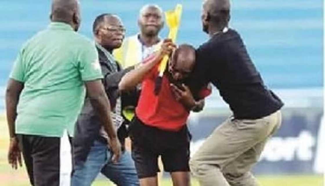 Ghanaian referees beaten as violence rocks Edubiase-Proud United game Ghanaian referees beaten as violence rocks Edubiase-Proud United game