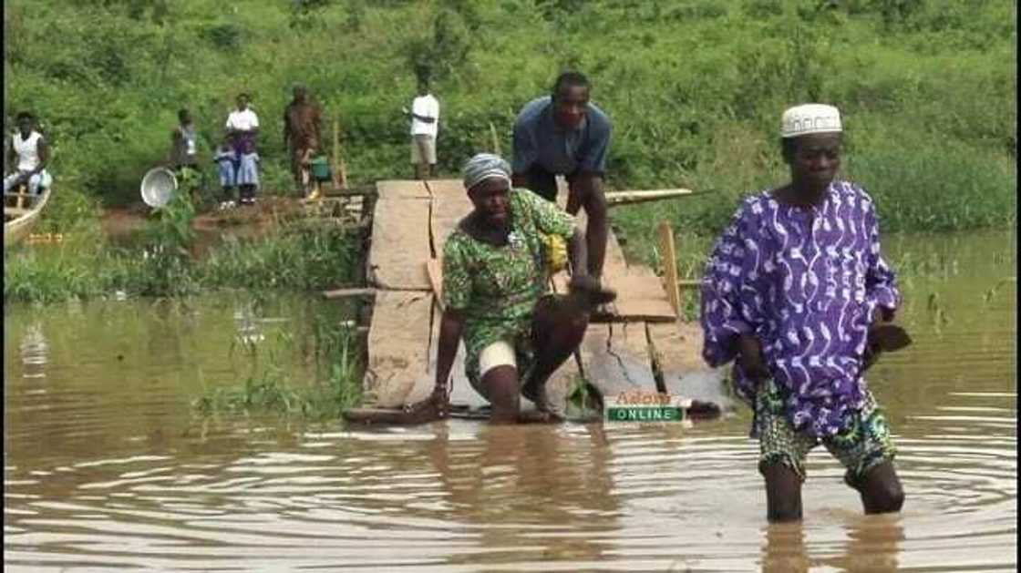 Pupils at Tapa Abotoase in the Volta Region swim to cross river to school Pupils at Tapa Abotoase in the Volta Region swim to cross river to school