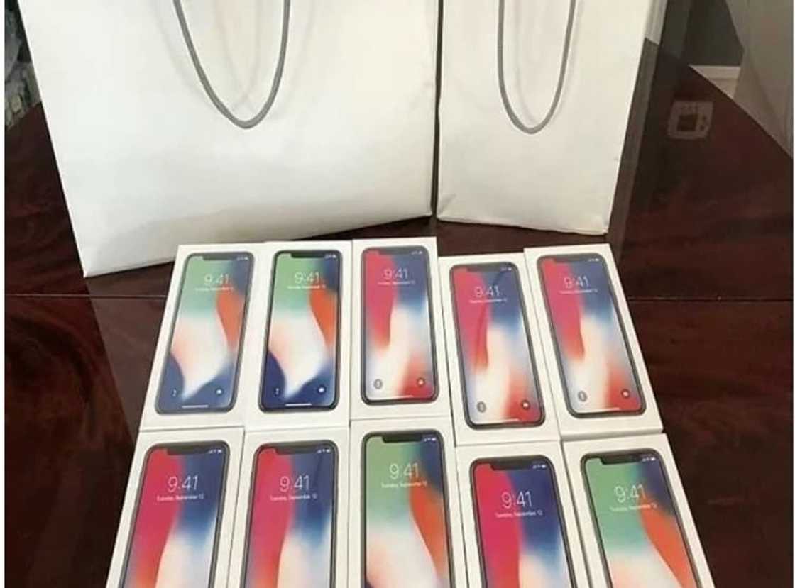 This rich Ghanaian gives free iPhones in trotro This rich Ghanaian gives free iPhones in trotro