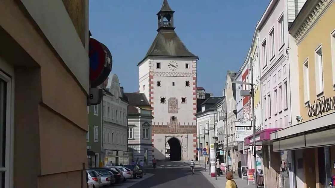 List of cities in Austria
List of popular cities in Austria
List of names of cities in Austria
States in Austria