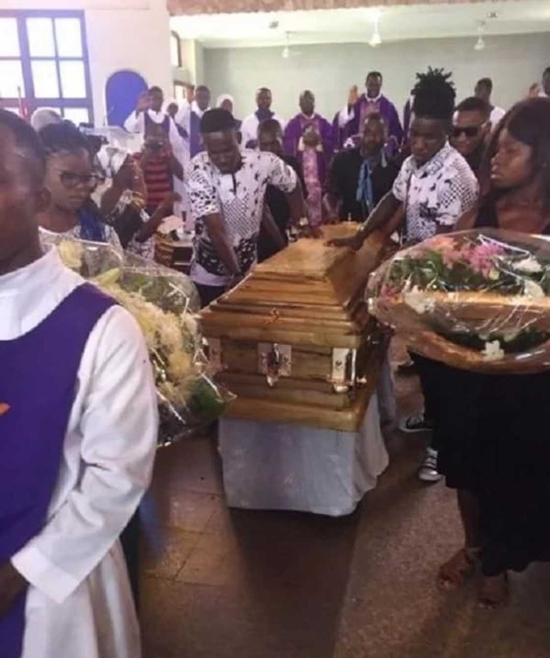 11 sad photos from Franky Kuri's burial that will break your heart today 11 sad photos from Franky Kuri's burial that will break your heart today