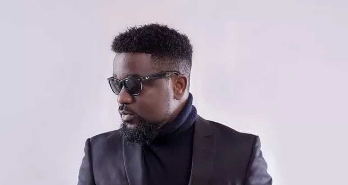 Sarkodie dressed in black