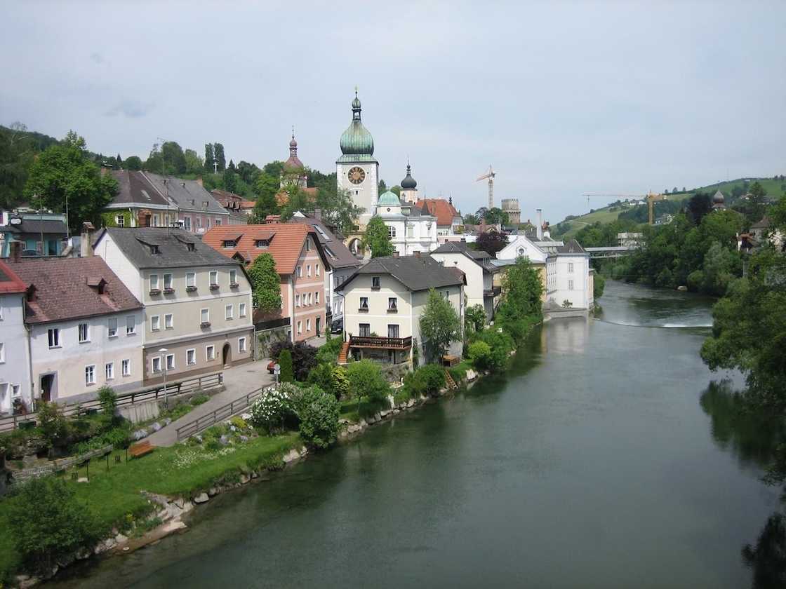 List of cities in Austria
List of popular cities in Austria
List of names of cities in Austria
States in Austria